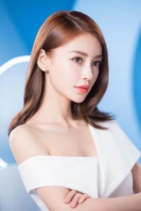 40岁女人发型烫中长发 洋气修颜重塑少女风采