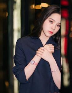 杨洋头发染过什么颜色 黑色奶奶灰蓝色棕色