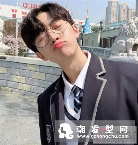 戴眼镜男生适合什么发型 近视眼也帅翻天