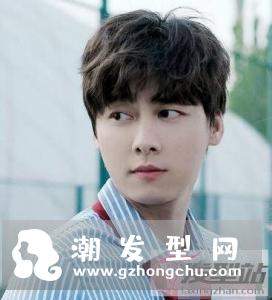 微烫发型男蓬松学生 阳光帅气尽显青春活力