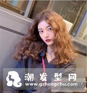现在流行的羊毛卷发型 如羊毛般温暖且弹力十足