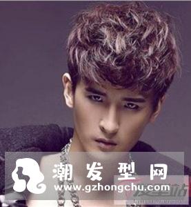 适合男生的烫发发型 小卷烫发减龄又洋气
