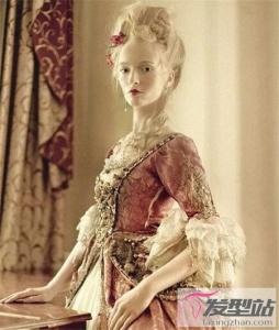 复古风宫廷盘发 优雅高贵宛如王后