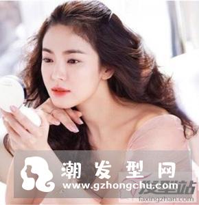 40岁女人发型烫中长发 洋气修颜重塑少女风采