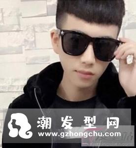 男学生剃两边发型 清爽酷炫展现青春活力