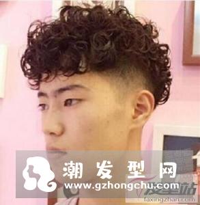 男生小卷烫发发型 复古感十足释放独特个性