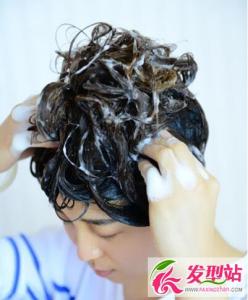 冬天怎么洗头发 冬天洗头发水温控制的多少度最好
