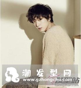 男生自然卷适合什么发型 利用天生优势变身帅气男神