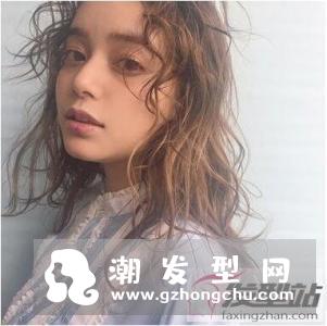 嬉皮卷发怎么烫好看 灵动复古席卷时尚圈