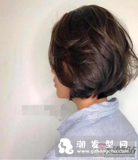 春夏女生短卷发发型图片 轻盈迷人的短卷发走跳春夏出游去