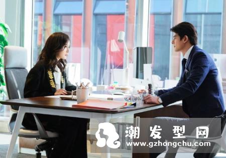 谈判官杨幂卷发发型怎么弄 童薇头发是什么颜色