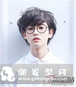 男生日式短卷发 满头小卷发很流行