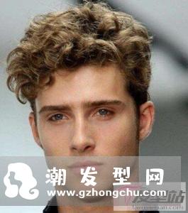 适合男生的烫发发型 小卷烫发减龄又洋气