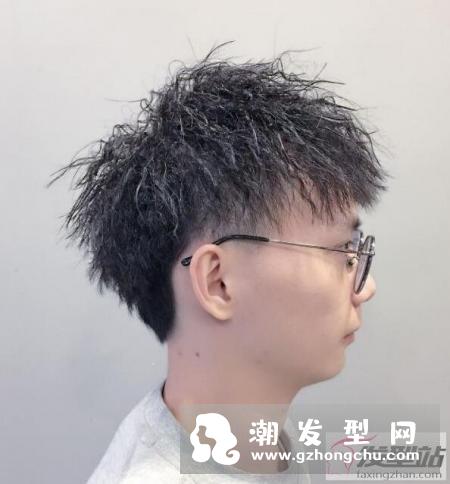 男生短发锡纸烫帅气十足 最时尚的潮男发型安排一下
