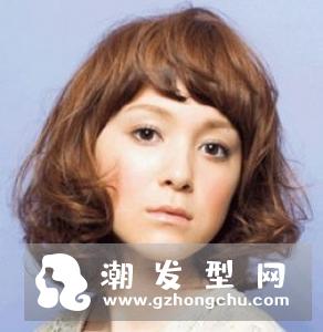 女生三七分偏分发型 搭配卷发设计超瘦脸