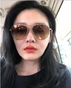 皮肤黑黄头发适合染什么颜色 烫染和漂发哪个更伤发质