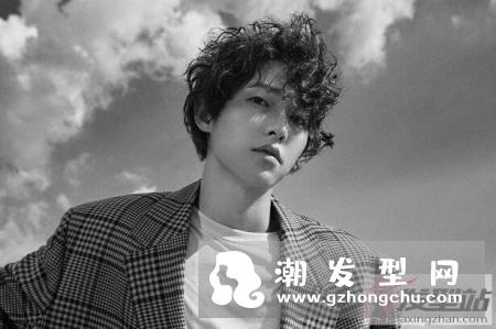 大热男士发型绝对是卷发 男生中长度卷发超显时尚感