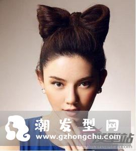 简单时尚蝴蝶结盘发 特别减龄回头率超高