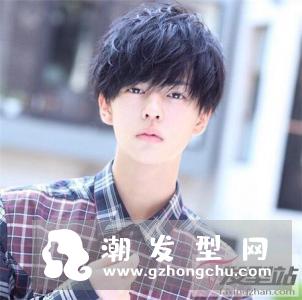 校园男生蓬松微烫发型 率性空气烫秒变时尚校草