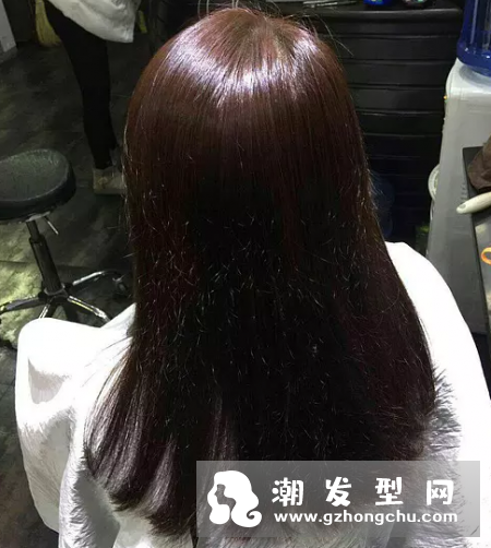 巧克力色头发在阳光下的颜色 和棕色的区别