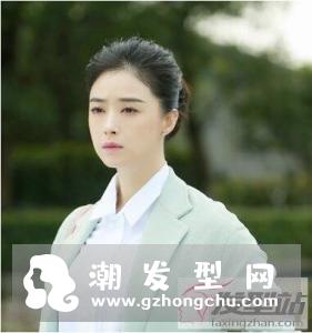 中年女性盘发发型 蓬松感盘发落落大方