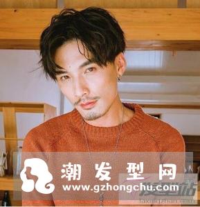 纹理烫发型图男中分 简约自然中不乏帅气