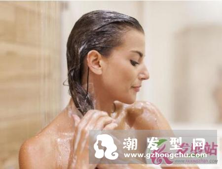 冬天怎么洗头发 冬天洗头发水温控制的多少度最好