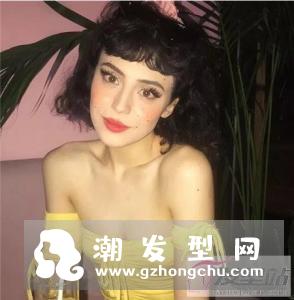 高颜值才能驾驭的发型 “颓废卷”让人眼前一亮