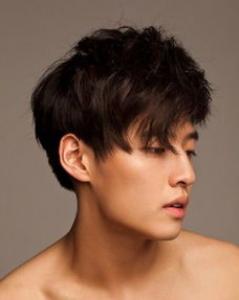 男生烫什么发型好看 纹理烫让你轻松做潮男