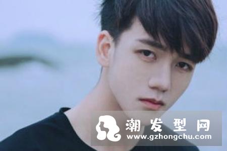 男生复古纹理烫发型 不同风格领时尚潮流
