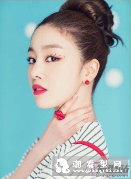 职场女性丸子头盘发发型 干练气质与女人的妩媚兼得