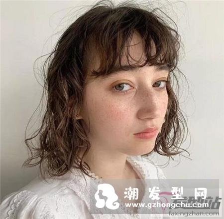 时尚短发羊毛卷 重返18岁少女颜值