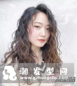 流行的筷子烫发型 轻松塑造优美卷发