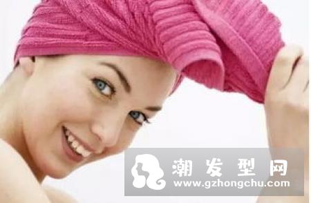 头发爱出油怎么办 导致头发经常出油的原因