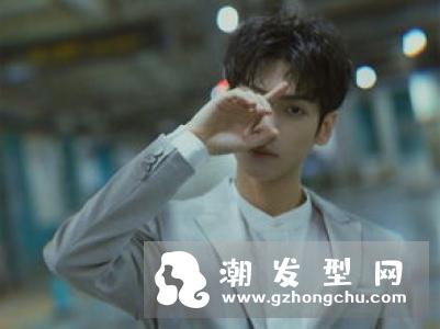 男生嬉皮卷烫发 凌乱小卷发型今年非常火