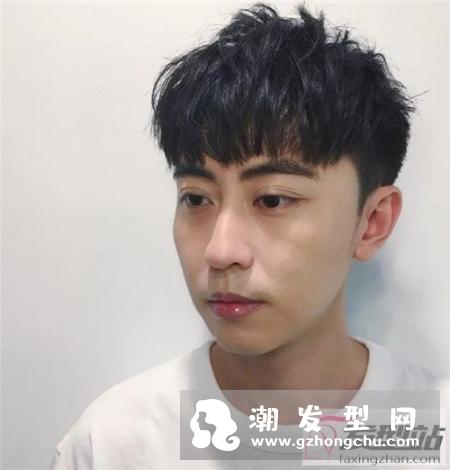 把两边剃掉的发型叫什么 铲青男生两边铲帅气迷人
