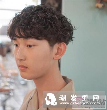 男生烫发流行哪款 层次感清新纹理烫