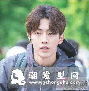 男士中分发型烫发 时尚感满满很有亲和力