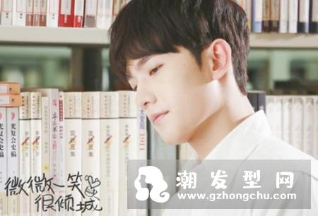 杨洋最新发型图片 三七分加逗号刘海