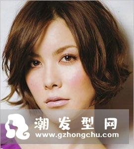 女生锁骨卷发发型 轻而易举提升妩媚气质