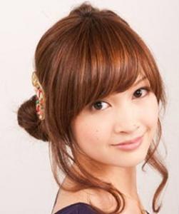 女生优雅低盘发发型教程 秒变时尚女神最惹眼