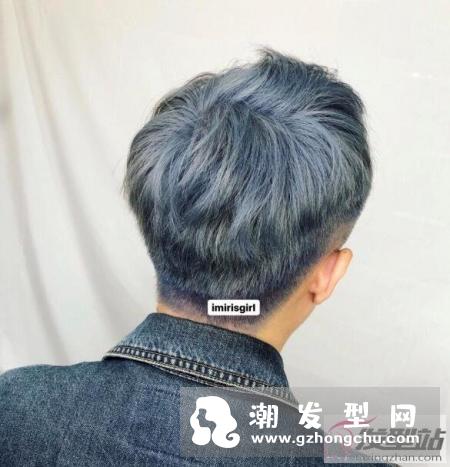 男生冰河蓝发色真的好酷 神秘气息让人摸不透