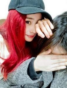 杨幂同款红色头发适合什么肤色 可以染成亚麻色吗