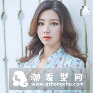 颧骨高适合什么发型 中长卷发显气质