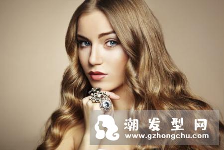 女生今年流行长卷发发型 超简单氧气瀑布卷小仙女必备