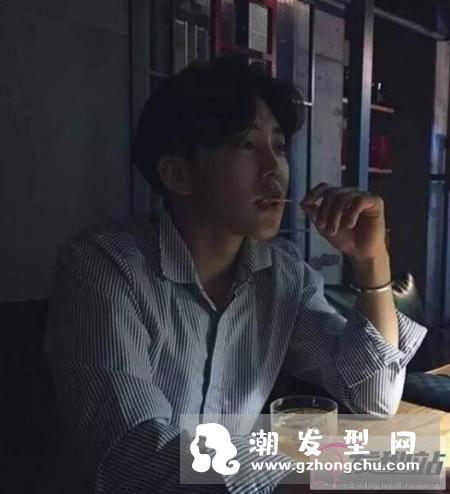 男士中分发型打理教学 男生蓬松中分发型这样弄最好看
