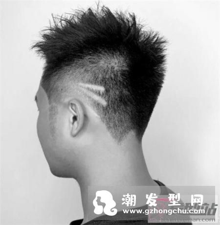 两边推掉中间厚发型 帅哥发型赶紧安排剪吧