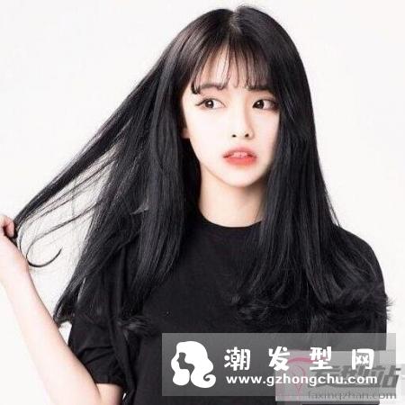 黑色的头发怎样显洋气 披肩中长卷发满满时尚感