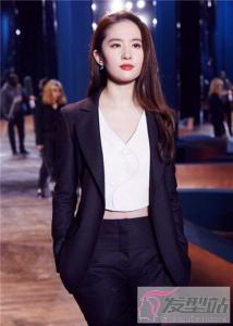 女生穿西装配什么发型 职场中西装这样搭发型超显气质