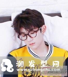 男生二次元短发发型 个性酷炫堪比动漫帅哥